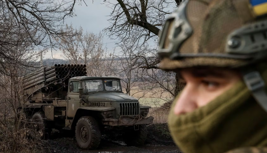 Tổng tư lệnh các lực lượng vũ trang Ukraine - Tướng Oleksandr Syrskyi nói rằng tình hình hiện rất khó khăn, đối phương hiện đang tiến quân trên gần như toàn bộ tiền tuyến và họ đã chuyển từ các hoạt động tấn công sang phòng thủ ở mặt trận.