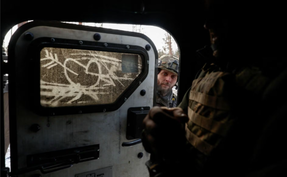 Một quân nhân Ukraine đóng cửa xe bọc thép chở quân trước khi sơ tán một người đồng đội bị thương khỏi căn cứ ở tiền tuyến, gần thị trấn Kreminna, ngày 6/2.
