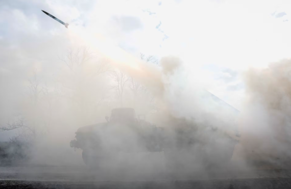 Các binh sĩ Ukraine nã pháo về phía quân đội Nga gần tiền tuyến hôm 4/2.