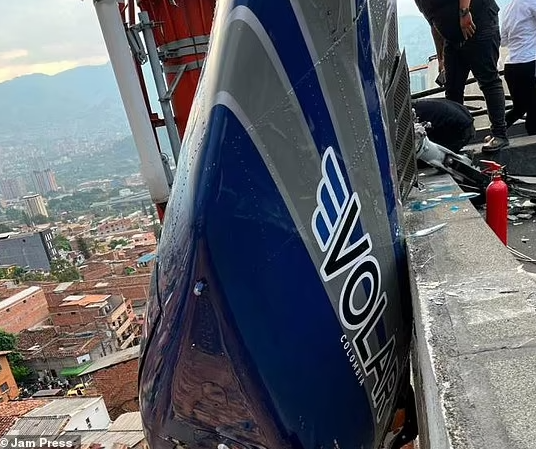 Hiện trường rơi trực thăng chở khách, 6 người sống sót kỳ diệu - Hình 2 Hien truong roi truc thang cho khach, 6 nguoi song sot ky dieu-Hinh-2