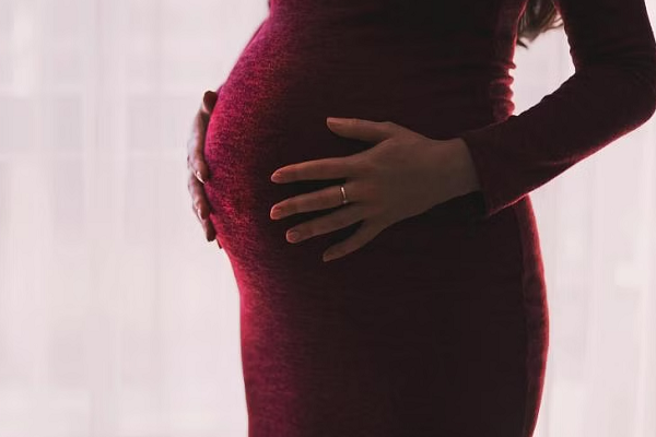 Chong khong cho di vien, vo tu vong khi sinh con tai nha