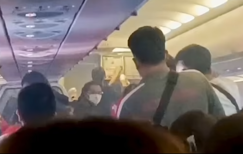 Cảnh hỗn loạn trên máy bay khi sạc dự phòng phát nổ Canh hon loan tren may bay khi sac du phong phat no