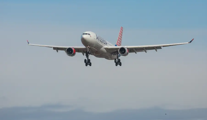 May bay cho khach ha canh khan cap voi lo hong tren than