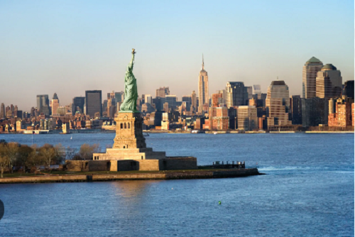 Tượng Nữ Thần Tự Do ở thành phố New York là một món quà của người Pháp để kỷ niệm tình hữu nghị giữa Mỹ và Pháp. Ảnh: Britannica.