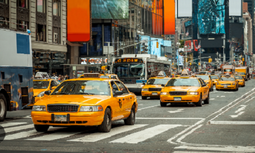 New York nổi tiếng với hơn 13.000 chiếc taxi màu vàng mang tính biểu tượng nhưng ít ai biết rằng, phần lớn xe taxi ở New York ban đầu có màu đỏ và xanh lá cây, được doanh nhân Harry Allen nhập khẩu từ Pháp vào năm 1907.