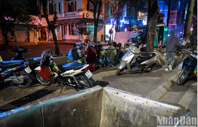 "Chị em chúng tôi mỗi người ở một quê nhưng cùng cảnh công nhân vệ sinh môi trường vất vả nên cùng nhau chia sẻ, xem nhau như chị em trong nhà. Chỉ còn 1 ngày nữa sẽ đến Tết Nguyên đán, tranh thủ tối muộn làm xong việc chị em cùng tập trung về đây nấu ăn, trò chuyện sau một năm tất tả mưu sinh", Tổ trưởng Quang tâm sự.