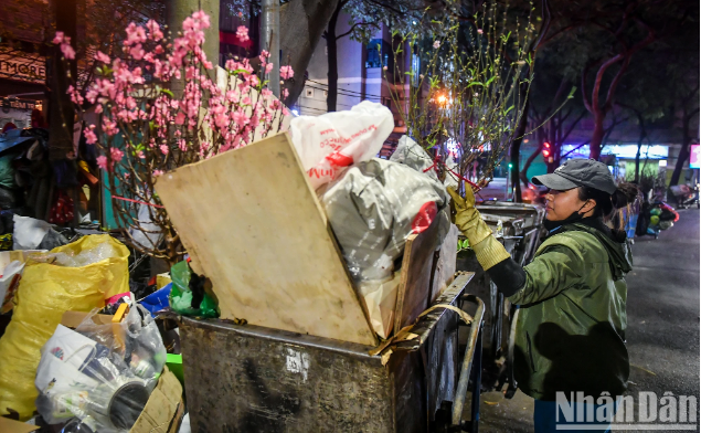 Trong đợt cao điểm phục vụ Tết Nguyên đán, Tổ môi trường 5 đã quen dần với nhịp làm việc muộn. “Đêm 30, công việc sẽ còn nhiều hơn nữa. Nhưng anh chị em làm mãi rồi nên cũng thành quen”, vừa cặm cụi quét đường, chị Quang vừa kể.
