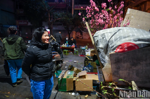 8 giờ tối, nhiệt độ ngoài đường chỉ còn khoảng 13 độ C. Nhưng các công nhân môi trường vẫn cặm cụi làm việc để giữ cho thành phố xanh-sạch-đẹp.