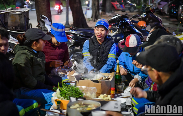 Niềm vui giản đơn giữa ca nghỉ trên phố ngày cận Tết. Bữa cơm chào năm cũ vào tối 29 Tết đã trở thành "truyền thống nhỏ" của Tổ 5.