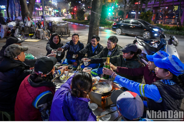 Đồ ăn cũng được các anh chị em trong tổ phân công mang theo. Người có bó rau muống rửa sạch, người mang bánh chưng, thịt bò, gà... Gom góp lại là đã có bữa tất niên tươm tất...