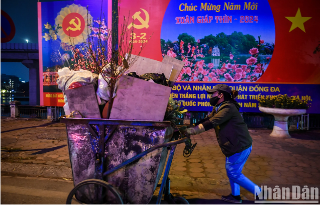 Theo chị Ngô Thị Quang, Tổ trưởng Tổ 5, từ sau 23 tháng Chạp đến đêm 30, rác mỗi ngày mỗi tăng. Càng sát Tết, khối lượng công việc ngày càng nhiều. "Có những ngày chúng tôi phải làm tới rạng sáng mới kết thúc công việc", chị Quang nói.