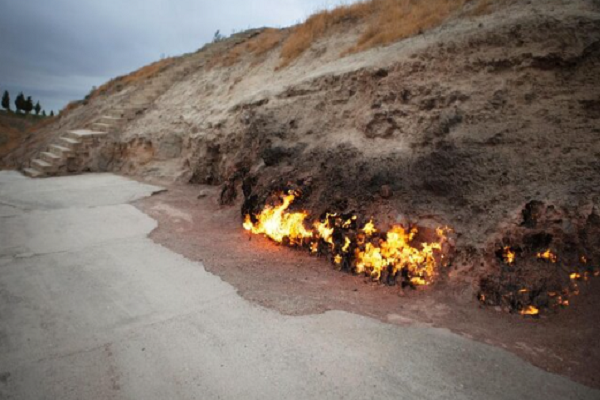 Su that “ngon lua thieng” Yanar Dag chay 4.000 nam khong tat-Hinh-2