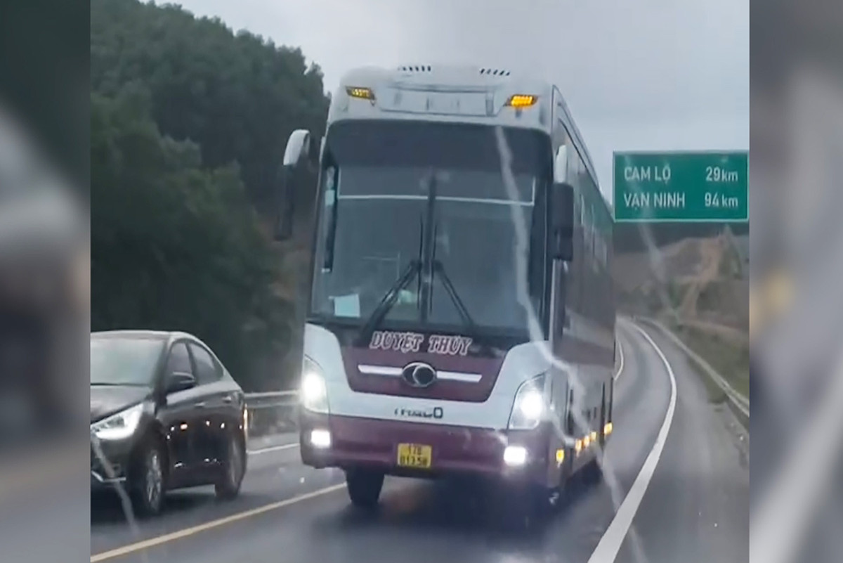 Rợn người những pha lấn làn vượt xe trên cao tốc Cam Lộ - Hình 2 Ron nguoi nhung pha lan lan vuot xe tren cao toc Cam Lo-Hinh-2