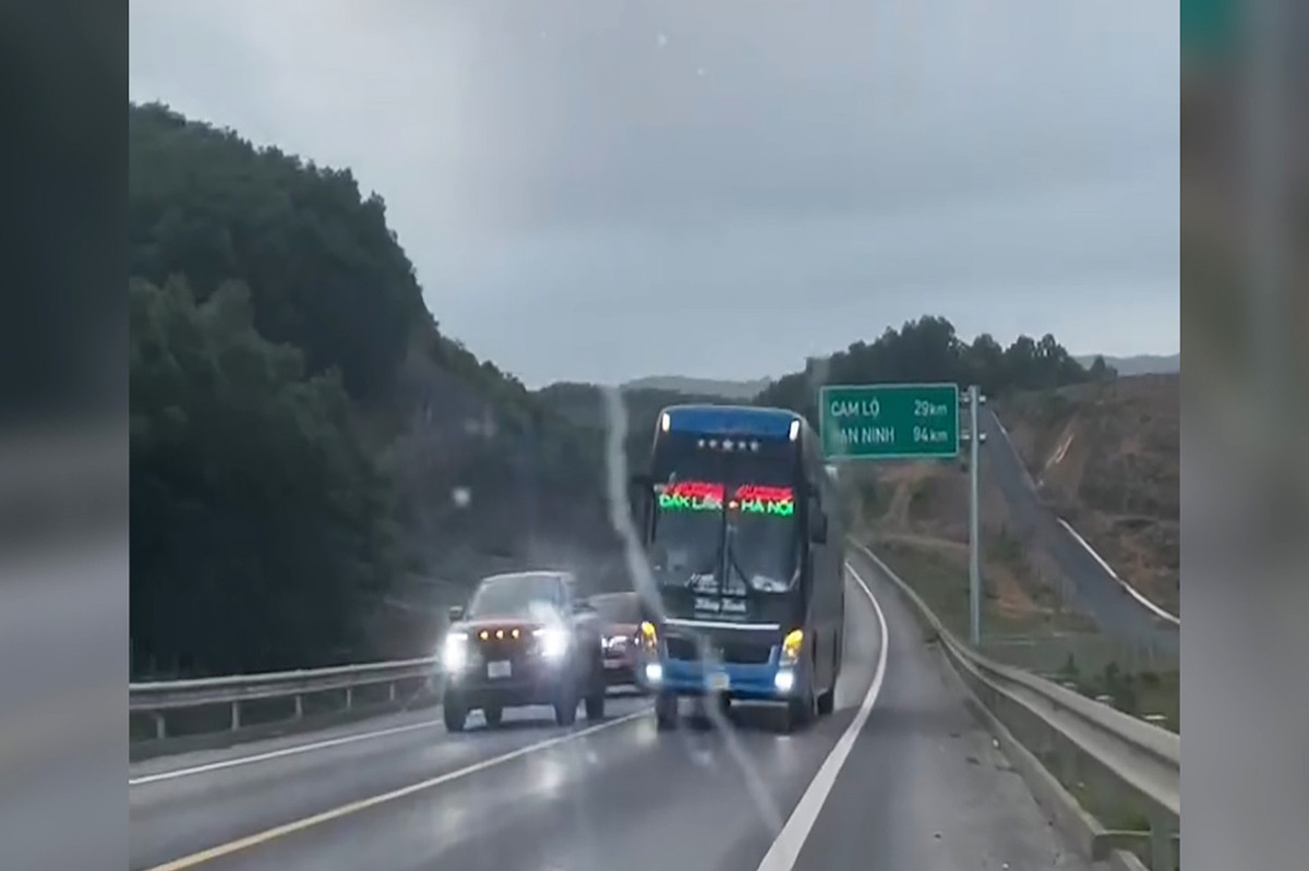 Rợn người những pha lấn làn vượt xe trên cao tốc Cam Lộ - Hình 3 Ron nguoi nhung pha lan lan vuot xe tren cao toc Cam Lo-Hinh-3