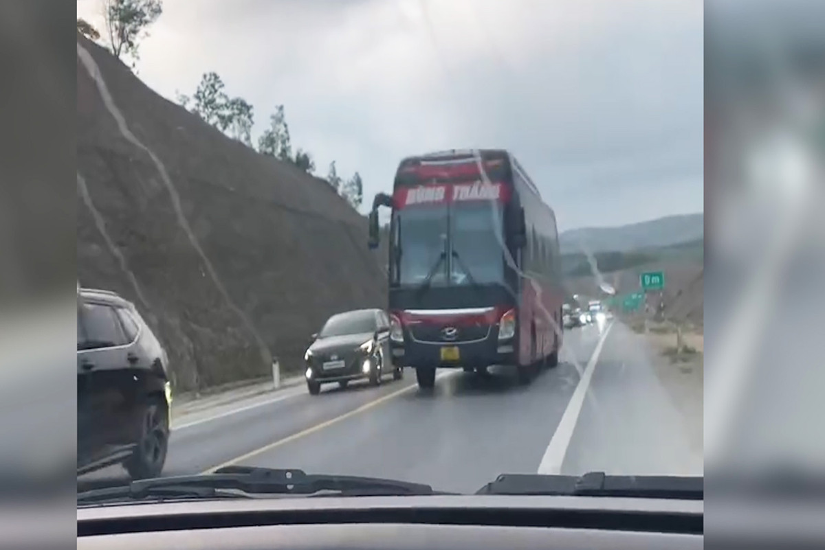 Rợn người những pha lấn làn vượt xe trên cao tốc Cam Lộ Ron nguoi nhung pha lan lan vuot xe tren cao toc Cam Lo