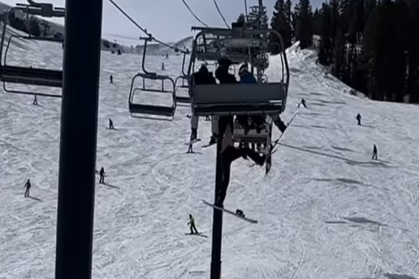 Đi cáp treo, cô gái trẻ ngã xuống từ độ cao 9 mét Di cap treo, co gai tre nga xuong tu do cao 9 met