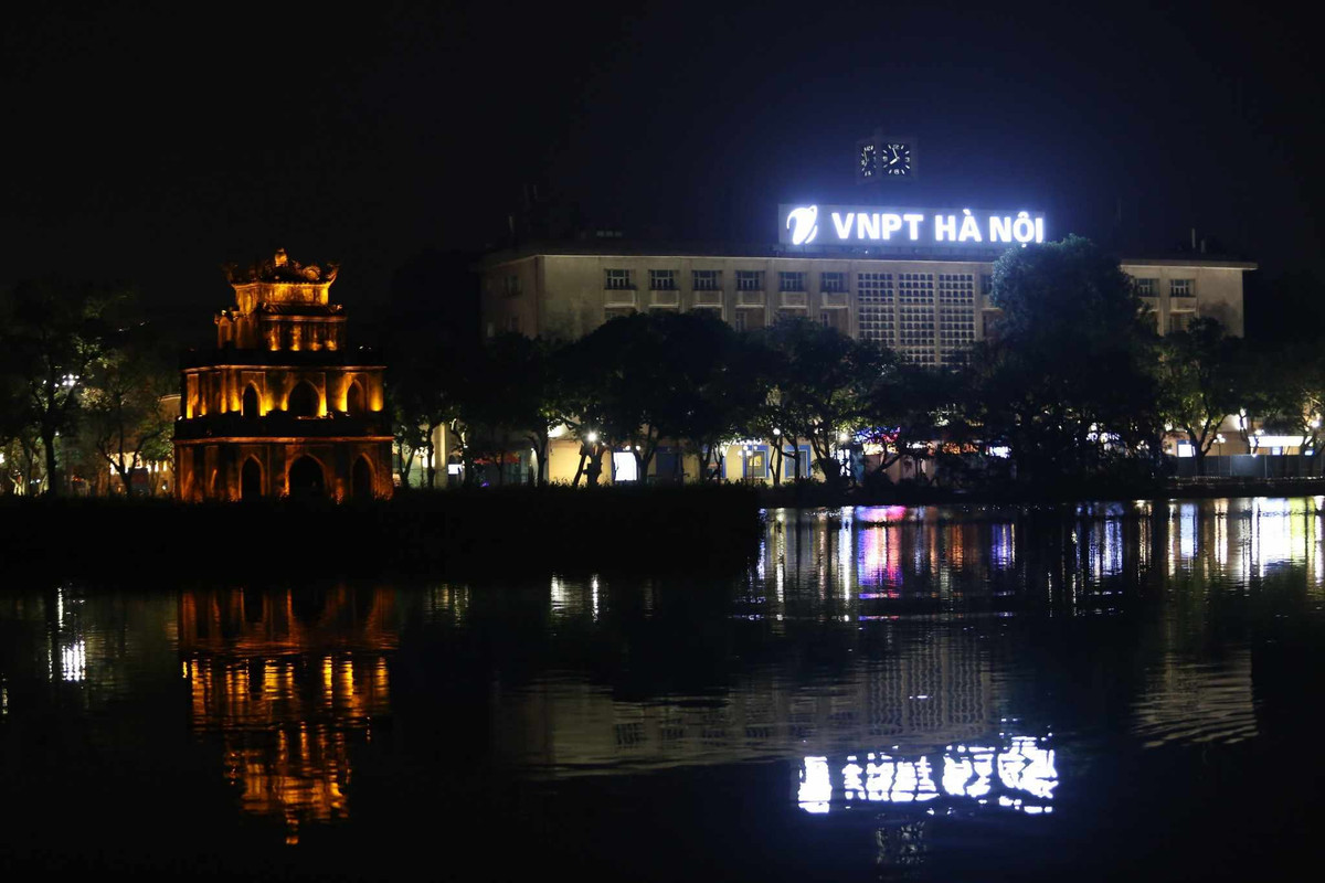 Hồ Gươm luôn được nhiều người dân Hà Nội lựa chọn làm điểm đón Giao thừa.