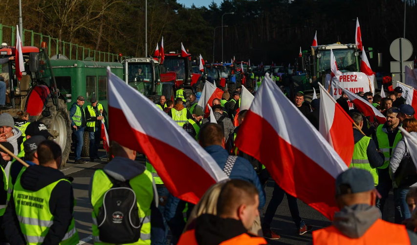 Nông dân Ba Lan chặn đường cao tốc A2 để phản đối áp lực giá cả, thuế và quy định xanh,...gần biên giới Ba Lan-Đức, gần Swiecko, ngày 25/2.