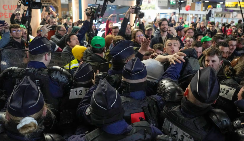 Những người nông dân giận dữ xô xát với cảnh sát tại Hội chợ Nông nghiệp Quốc tế khi Tổng thống Pháp Emmanuel Macron tham quan triển lãm trong ngày khai mạc ở Paris, Pháp, hôm 24/2.