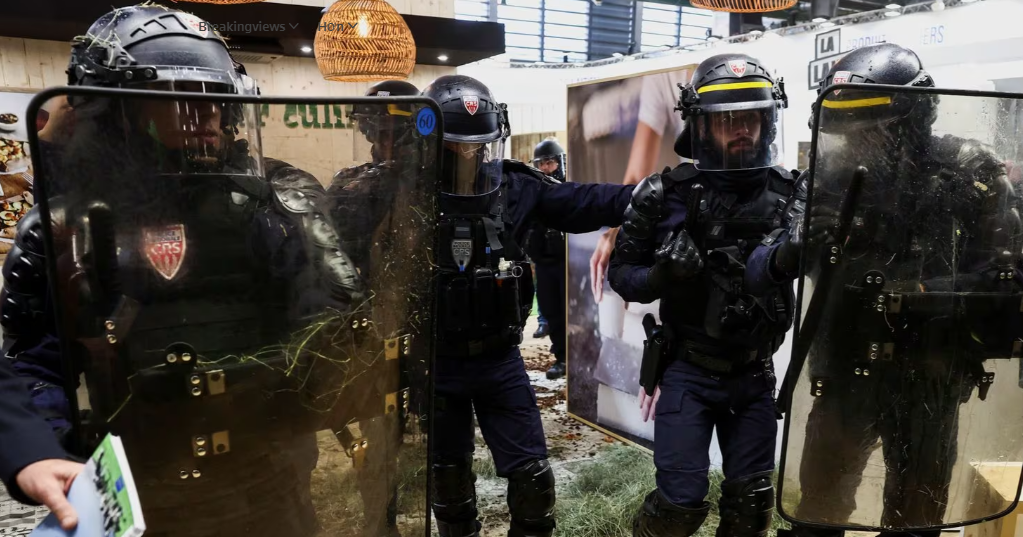 Cảnh sát được triển khai để đảm bảo an ninh trong trung tâm triển lãm Porte de Versailles vào ngày Tổng thống Pháp Emmanuel Macron tới thăm Hội chợ Nông nghiệp Quốc tế trong lễ khai mạc tại Paris, Pháp, hôm 24/2.