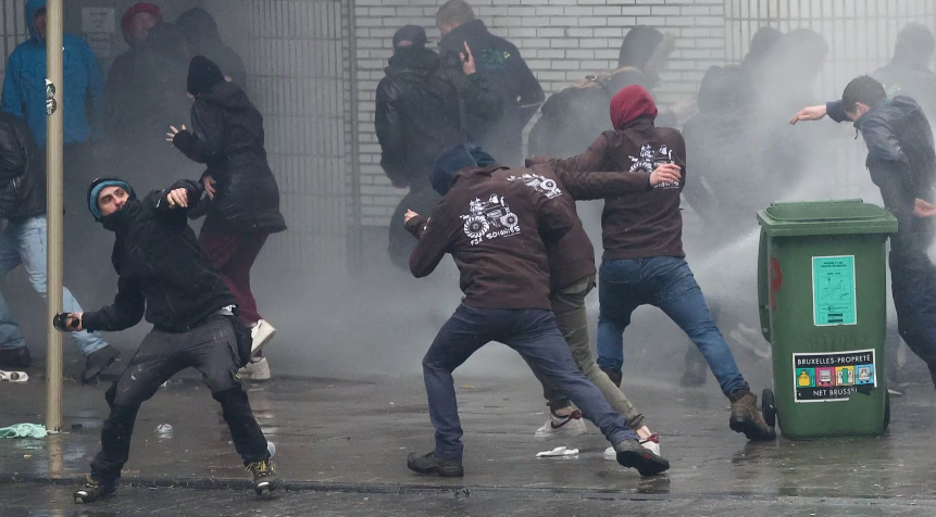 Cảnh hỗn loạn trong cuộc biểu tình của những người nông dân liên quan đến áp lực giá cả, thuế,...tại Brussels, Bỉ, ngày 26/2.