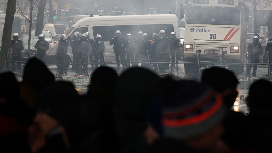 Cảnh sát được triển khai để ứng phó với cuộc biểu tình của nông dân tại Brussels, Bỉ, hôm 26/2.