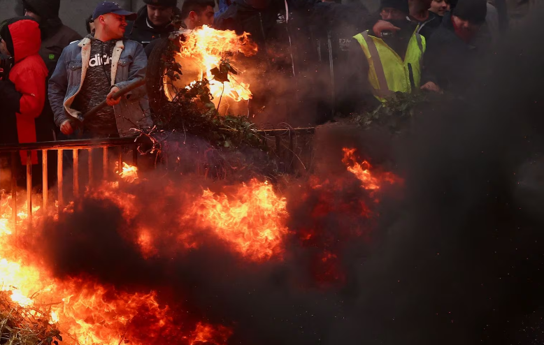 Khói lửa bốc lên trong cuộc biểu tình của nông dân ở Brussels.