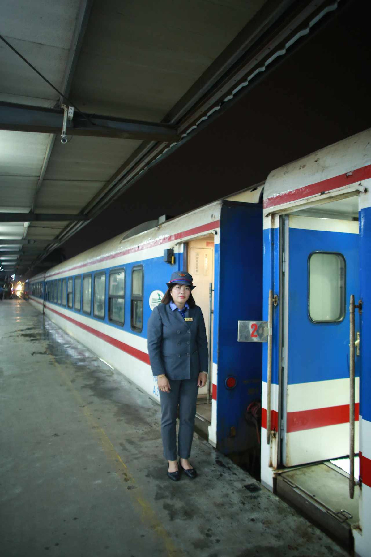 Sinh sống và làm việc tại Hà Nội hơn 10 năm qua, anh Nguyễn Minh Tùng cùng vợ và hai đứa con cũng chọn đi tàu để trở về quê tại Thanh Hoá vào chiều muộn. “Hiện nay giao thông trong dịp Tết cũng không còn vất vả như những năm trước với nhiều lựa chọn phương tiện đi lại; nhưng tôi vẫn chọn đi tàu mỗi dịp về quê”, anh Tùng chia sẻ. Nhìn 2 đứa con gái của mình háo hức nhảy chân sáo trên sân ga, anh Tùng bật cười.