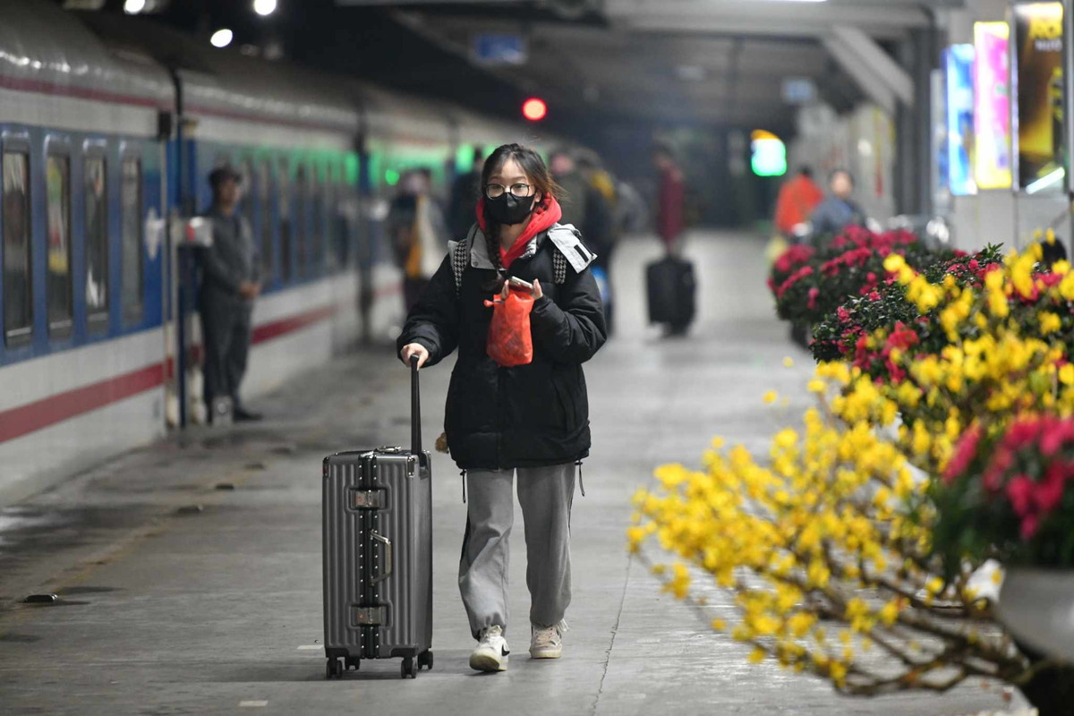 Tổng giám đốc Tổng công ty Đường sắt Việt Nam cho biết, để đáp ứng nhu cầu đi lại của hành khách trong dịp Tết, ngành đường sắt đã huy động 6.000 cán bộ trực đêm giao thừa và ngày mùng 1.