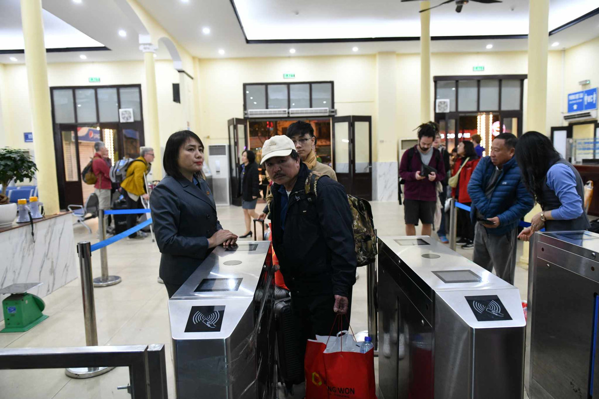 Buổi tối cuối cùng của năm trên sân ga, luôn mang lại cho bản thân họ những tâm trạng, những cảm xúc vô cùng khó tả. Trong ngày cuối cùng chuẩn bị chuyển giao qua năm mới Giáp Thìn, mời quý vị và các bạn cùng lắng lại và đồng hành với những hành khách cuối cùng rời Thủ đô Hà Nội bằng tàu về quê ăn Tết.