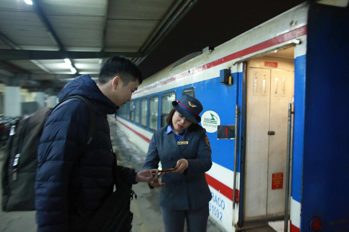 Hành trình trở về quê hương sum họp cùng gia đình trên những chuyến tàu ngược xuôi cùng với âm thanh “xình xịch” quen thuộc, cảnh náo nhiệt nơi sân ga luôn khiến ai trải qua đều cảm thấy bồi hồi, thậm chí trở thành một trong ký ức đẹp nhất. Bởi trên những chuyến tàu Tết, không chỉ có những người con về với bố mẹ, còn có chồng về với vợ con, hay những người thân về ăn Tết với anh chị em...