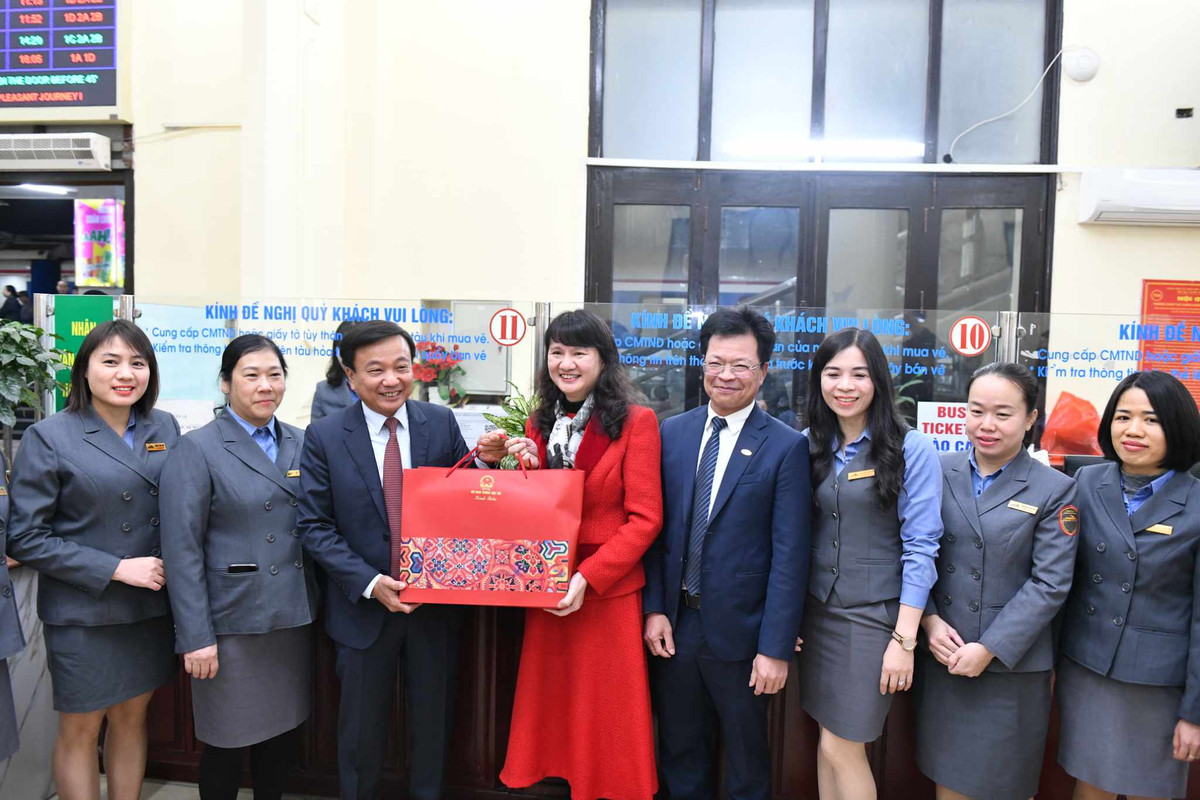 Trong chuyến tàu cuối cùng rơi bánh tại sân ga Hà Nội, Thứ trưởng Bộ GTVT Nguyễn Danh Huy đã đến động viên lãnh đạo ngành đường sắt và tổ tàu. Mọi lời chúc tốt đẹp của thứ trưởng đã được lãnh đạo ngành và cbcnv ngành tiếp nhận và hứa sẽ phục vụ hành khách tận tình nhất.