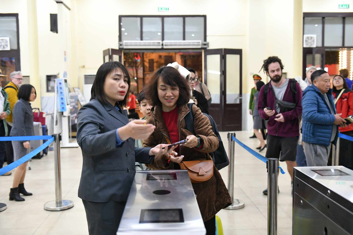 Các chuyến tàu cuối cùng của năm xuất phát tại Ga Hà Nội đưa hàng ngàn người về vui Tết đoàn viên. Người lái tàu vẫn cần mẫn với công việc ngày cuối năm.