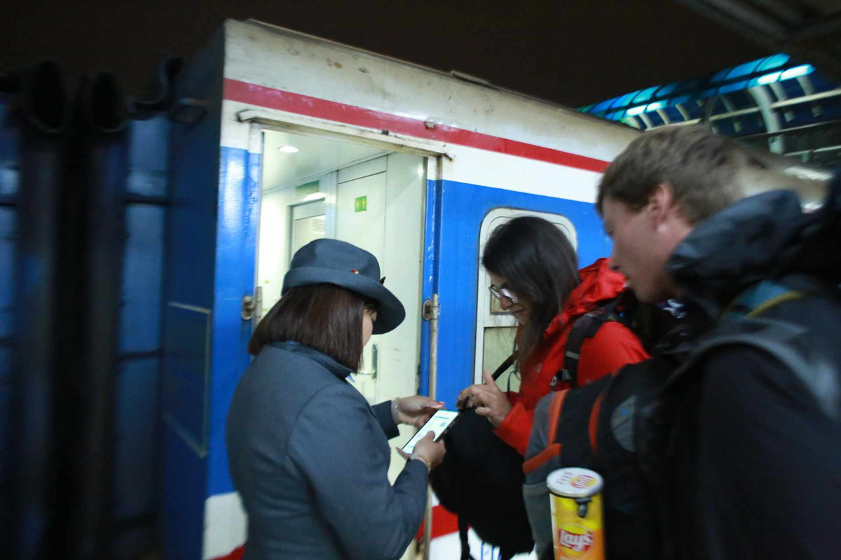 Đi trên những chuyến tàu Tết, không ai có thể quên được cảnh chen lấn bởi hầu như chuyến tàu nào cũng đông nghẹt người và chật ních hành lý, nhưng ai cũng có tâm trạng vui vẻ, háo hức vì sắp được về nhà. Dù thế nhưng mọi người đều hiểu và cảm thông cho nhau, cùng nhau trò chuyện rôm rả.