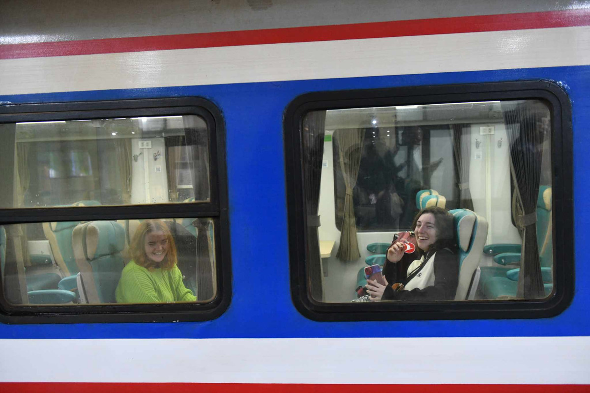 Những câu chuyện tưởng như không đầu, không cuối, nhưng rất chân thành kéo những người con xa xứ xích lại gần nhau hơn, khiến chặng đường xa như ngắn lại. Thế nên, trong ánh mắt của những người con phương xa trở về trên chuyến tàu, ai cũng có chung một niềm vui sắp được đoàn tụ với gia đình.