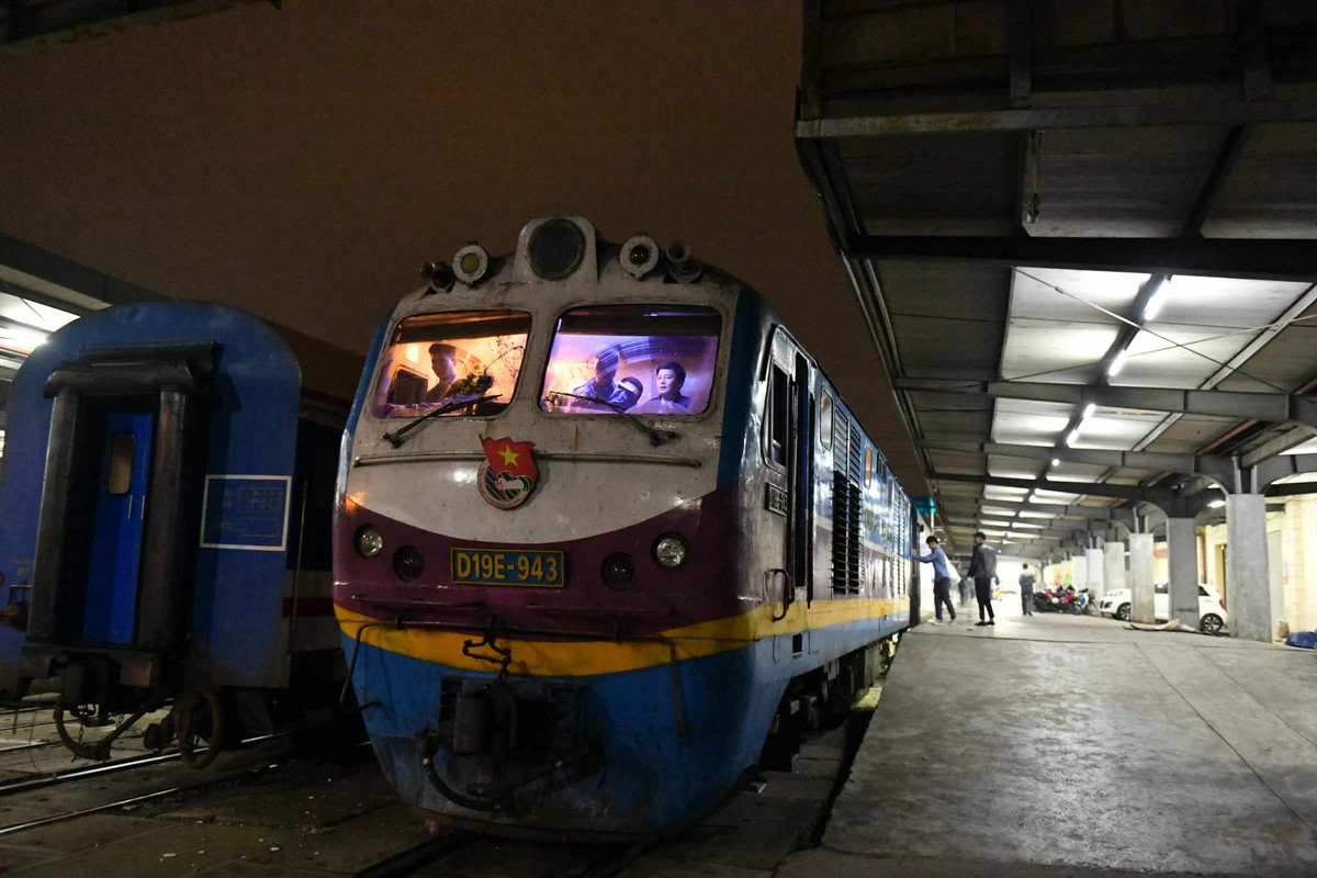 Những chuyến tàu cuối cùng của năm cũ luôn rất đặc biệt khi mỗi người một hoàn cảnh nhưng đều có chung một hành trình, hành trình về với gia đình.