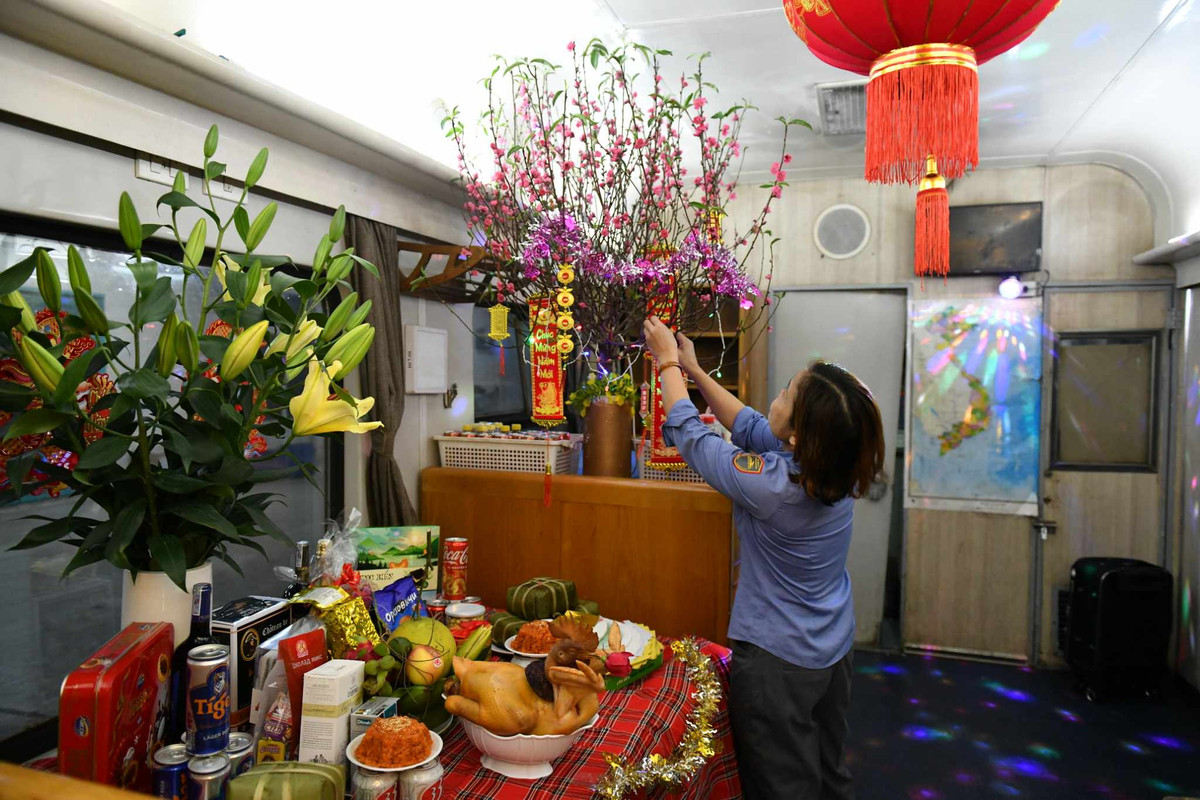 Trước khi đoàn tàu lăn bánh khỏi sân ga Hà Nội hướng về phía Nam, lãnh đạo Tổng công ty Đường sắt Việt Nam chúc Tết các cán bộ nhân viên làm việc trên chuyến tàu.