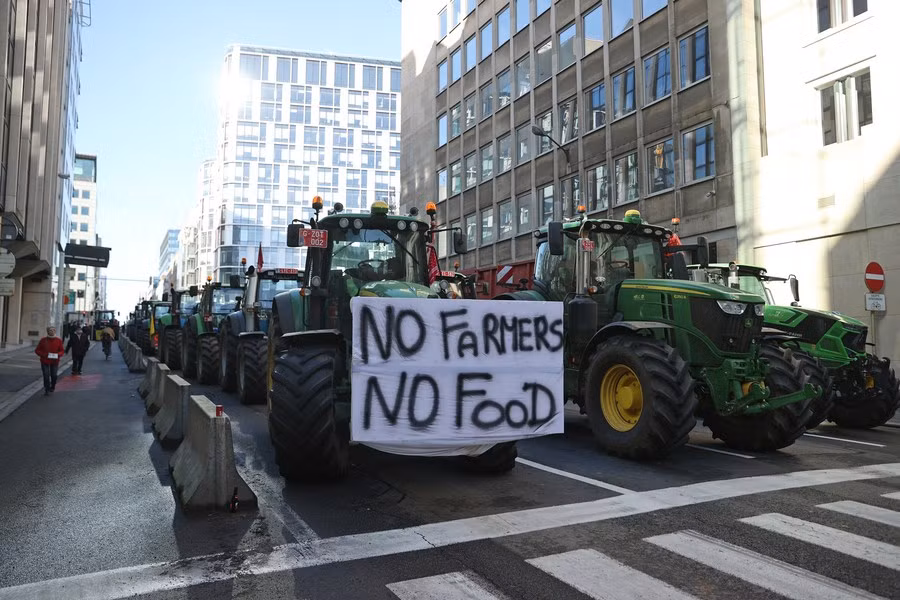 Canh nong dan dua 1.300 may keo chan duong o Bi