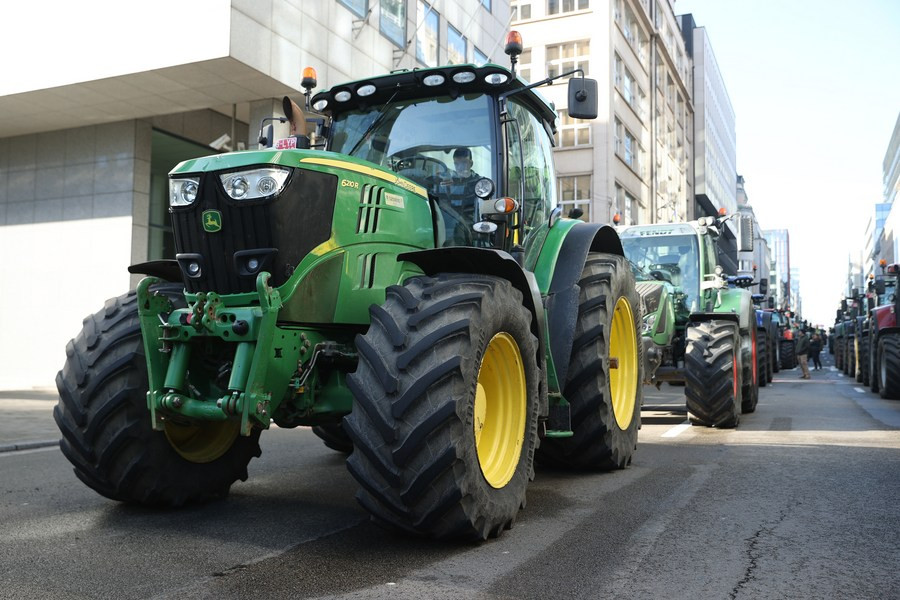 Canh nong dan dua 1.300 may keo chan duong o Bi-Hinh-2