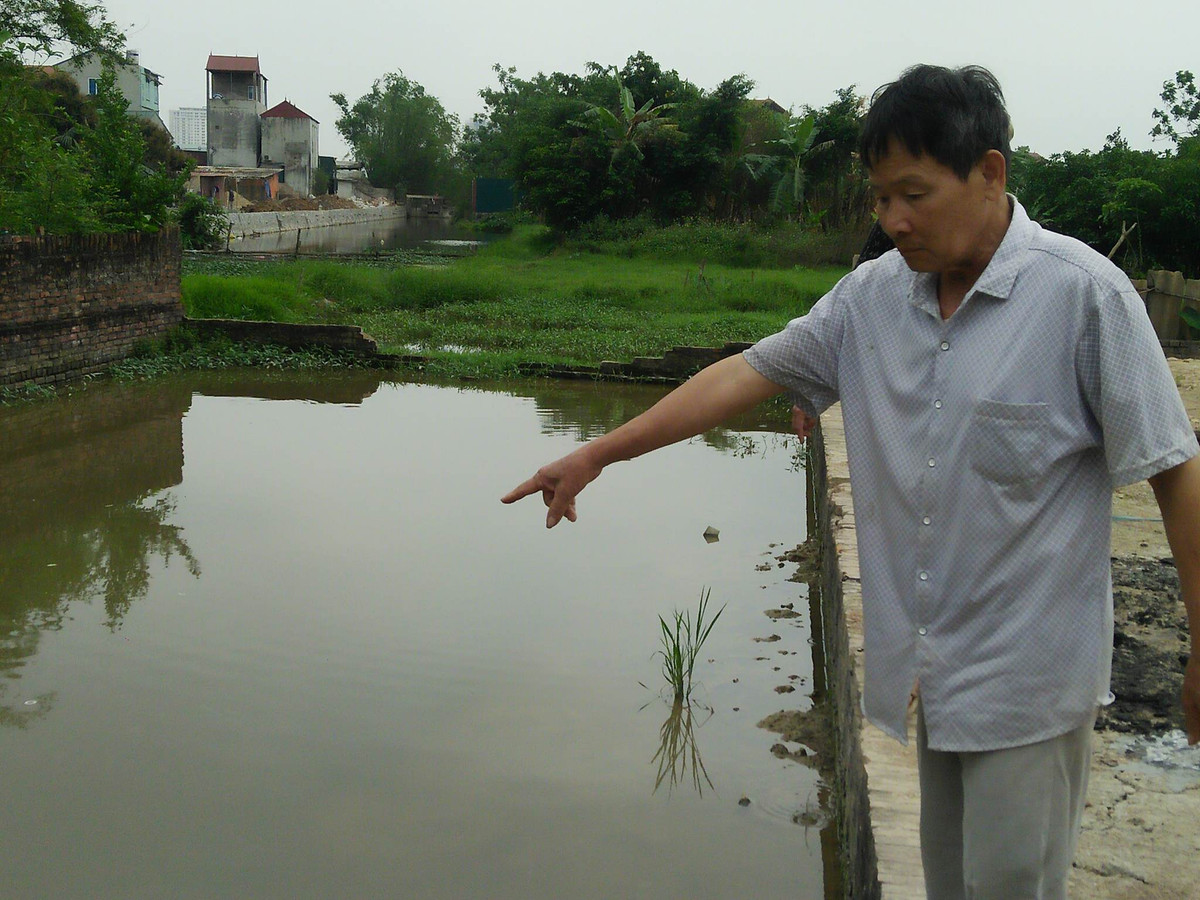 Ông nội bé Linh chỉ rõ hiện trường cháu mình gặp nạn.