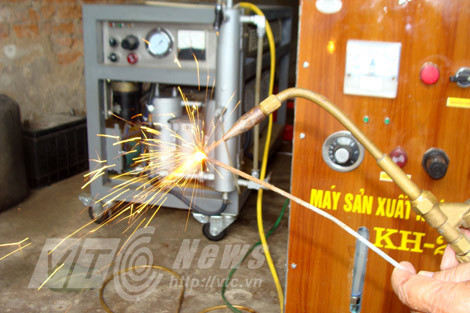 Ky su Viet sang che o to chay bang… nuoc la-Hinh-4