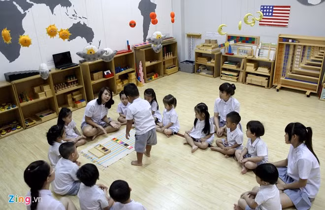 Với những phụ huynh có điều kiện về kinh tế, họ sẵn sàng cho con đi học tại các trường tư thục, với học phí cao. Đổi lại, trẻ được tiếp xúc môi trường học tập tốt trong những năm đầu đời.