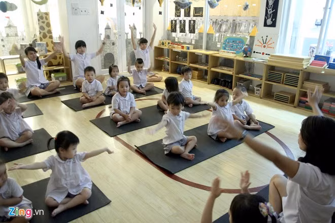 Giáo viên cũng dạy Yoga cho học trò của mình. Trẻ được tham gia vào các hoạt động học nhóm, thuyết trình, khám phá thư viện, xem phim... Tuỳ theo từng lứa tuổi mà nhà trường có các phương pháp sư phạm riêng.