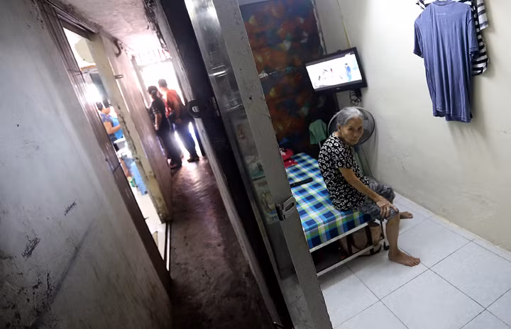 Đường ra vào chật hẹp, người đi qua phải nghiêng người tránh nhau.