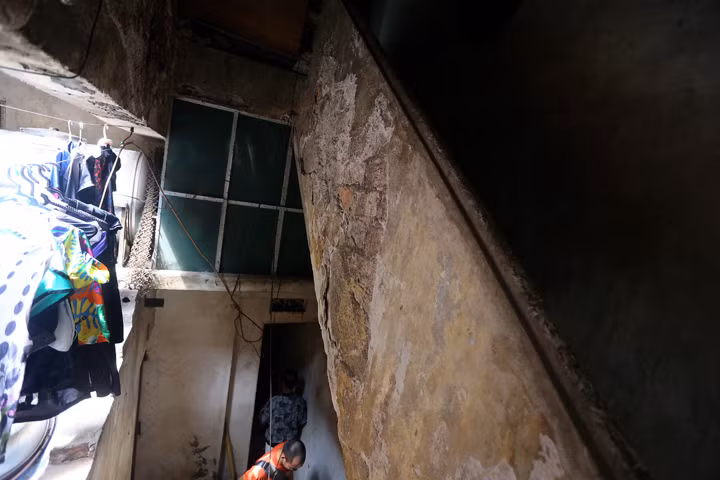 Nhà cơi nới, cầu thang mục nát có thể đổ sập lúc nào không biết.