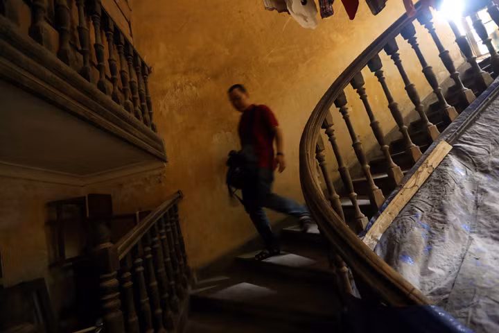 Cầu thang cũ kĩ của biệt thự trên phố Tăng Bạt Hổ, Hà Nội.