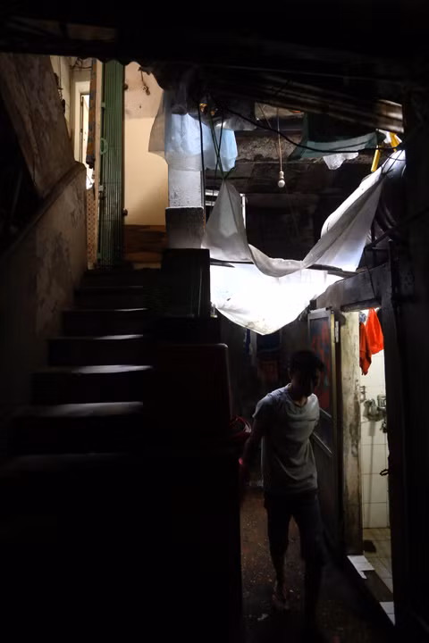 Cảnh chật hẹp, tối tăm của một ngôi nhà trên phố Hàng Lược