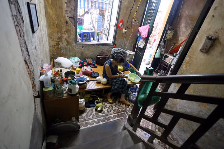 Cuoc song ben trong nhung ngoi biet thu “doa sap” tai Ha Noi