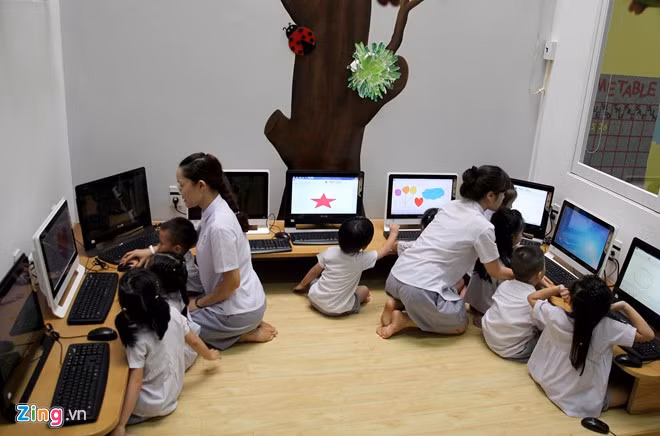 Trường này còn có phòng học vẽ, máy tính... Khu phòng Internet với các loại máy hiện đại, mỗi trẻ được sử dụng một máy.