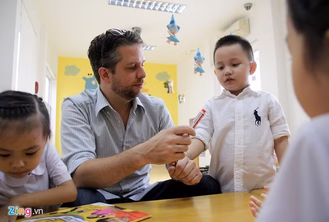 Giáo viên người nước ngoài tham gia giảng dạy ngoại ngữ.